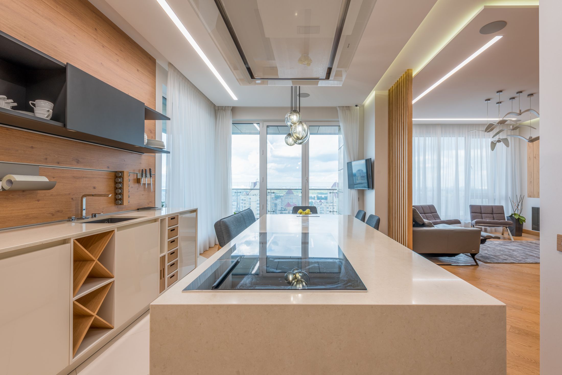 Interior residencial con cocina abierta; imagen de referencia