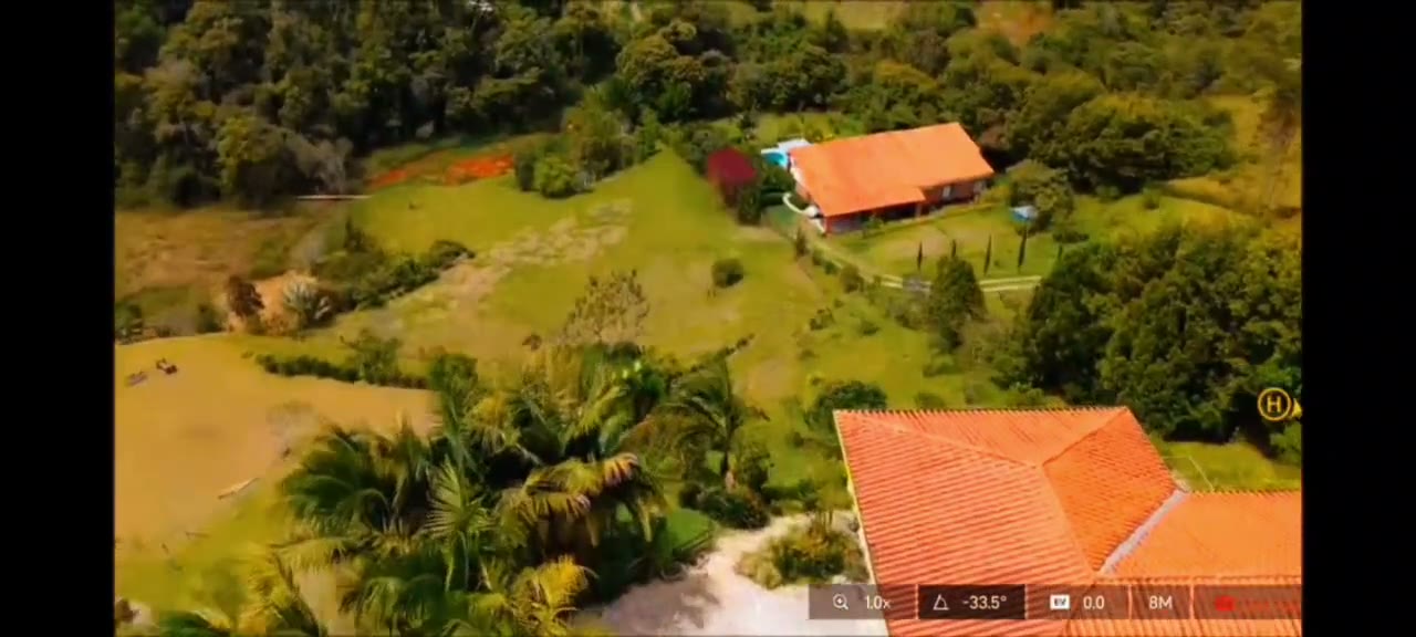 Fotograma del video: vista aérea del terreno y el entorno de la finca